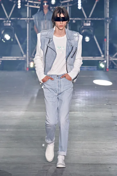 Look 25